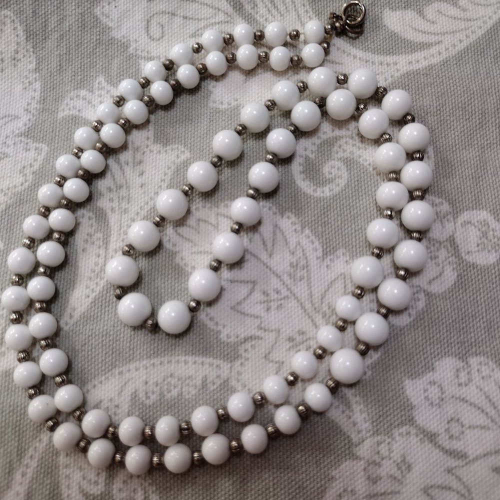 🎬 Vintage Milk Glass Bead Necklace